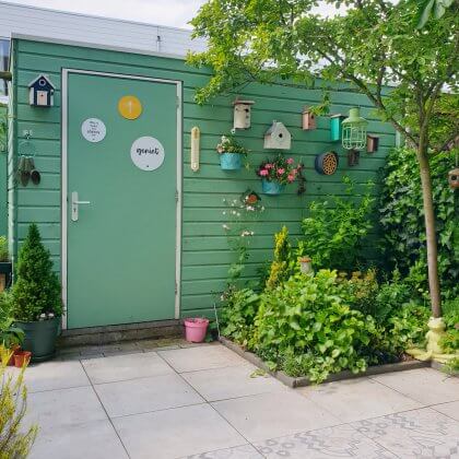 Vind je het gezellig als er dieren in de tuin leven? Dan kun je een mooi huisje voor ze ophangen. Op onze schuur hangen allerlei vogelhuisjes en insectenhotels.