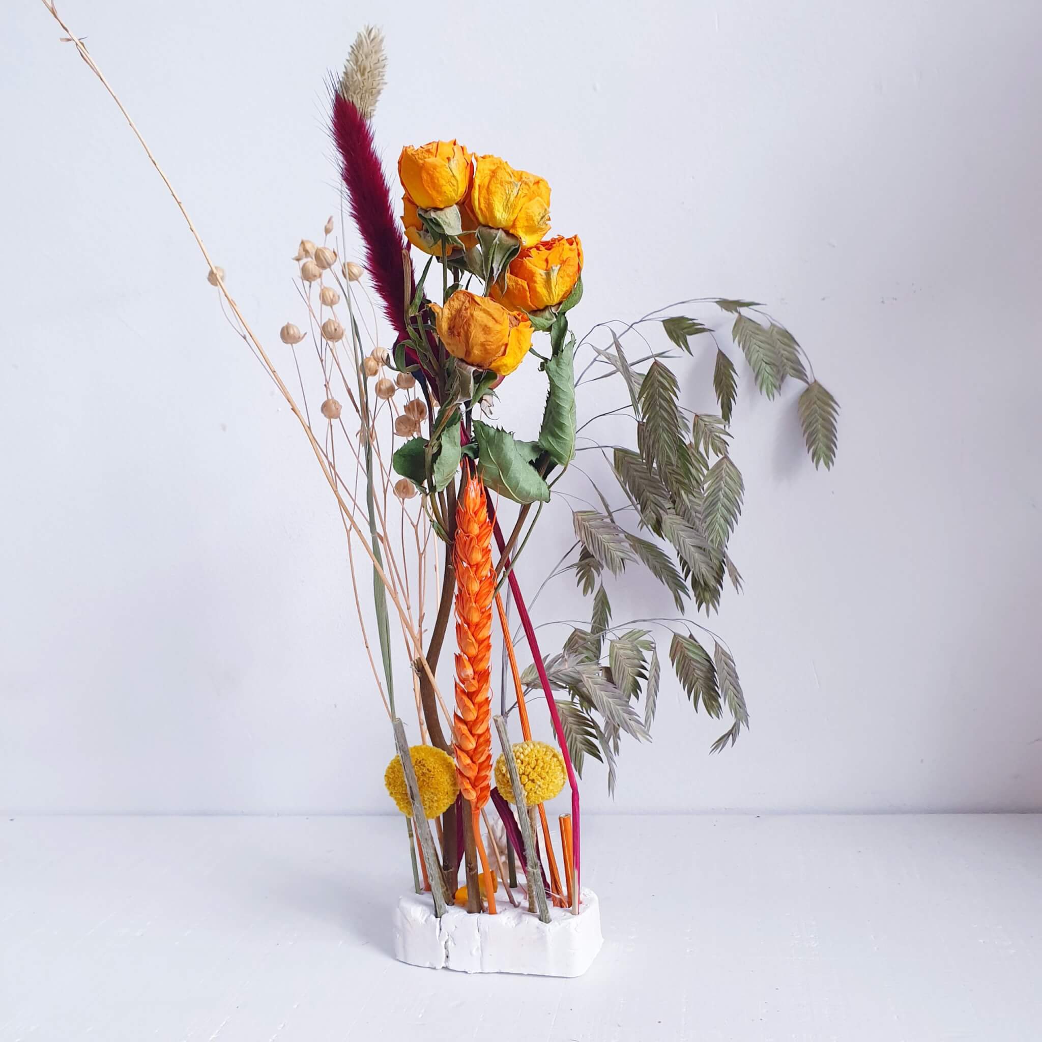 Bloemen knutselen en knutselen met bloemen: droogbloemen kunstwerk knutselen