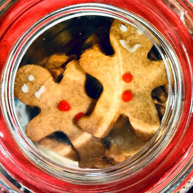 Een leuk idee: zelfgebakken kerstkoekjes oftewel gingerbread cookies in een prachtige pot met een mooi kaartje.