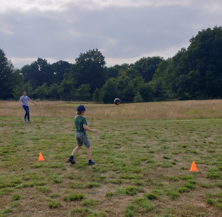 Huttopia de Roos: review van kindvriendelijke natuur camping in Overijssel, er zijn verschillende plekken om te sporten