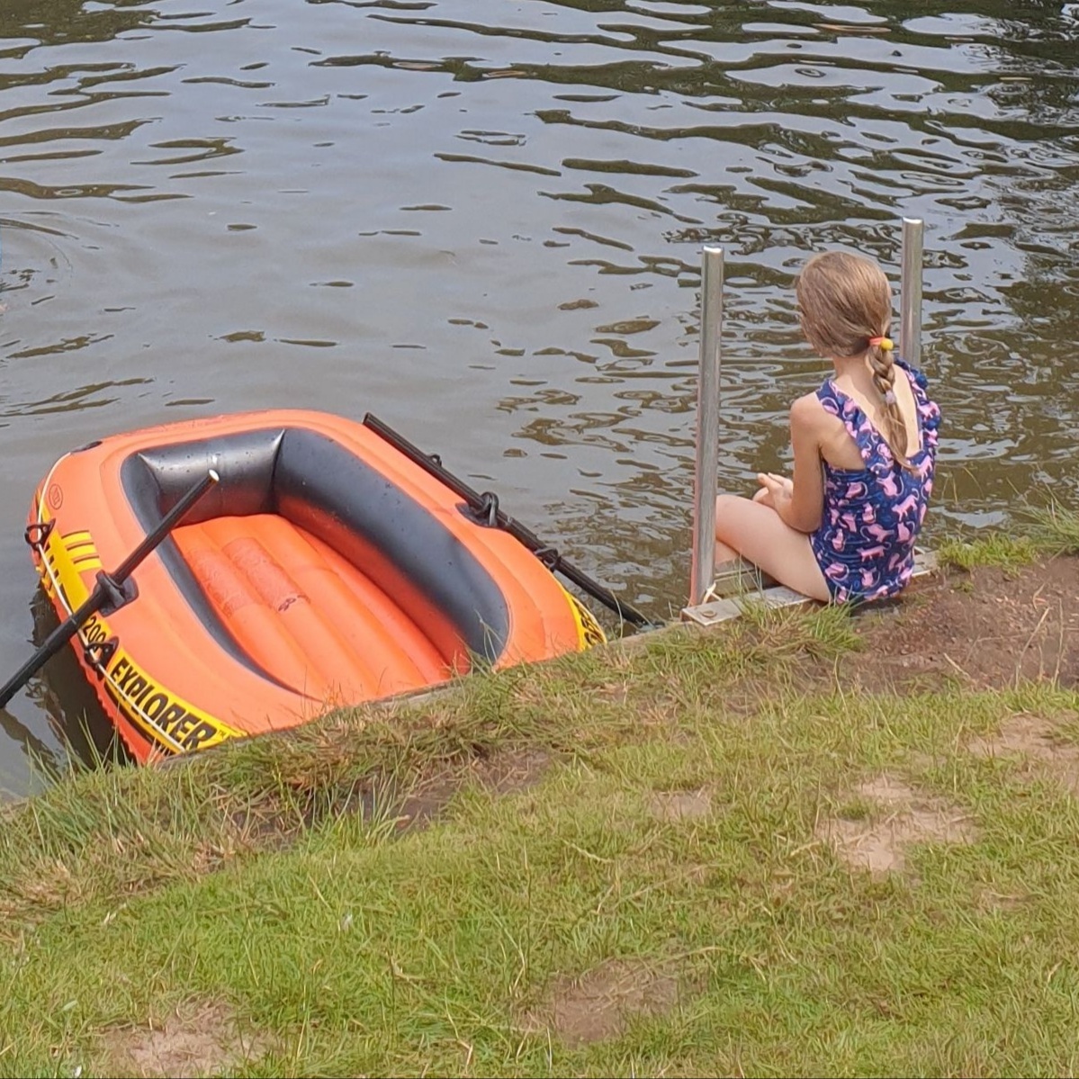 Het leukste buitenspeelgoed voor deze lente en zomer. Een opblaasbare rubberen boot. 