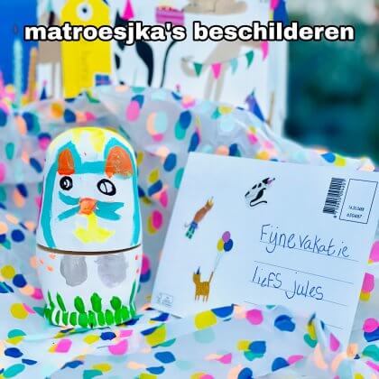 Matroesjka poppen zelf beschilderen: leuk cadeau om te knutselen. Matroesjka poppen zijn leuk om zelf te beschilderen. Tof voor als je een cadeau wil knutselen voor de juf, de meester, opa, oma, papa of mama. Dit super leuke idee is van Corrien. Ze maakte samen met haar dochters deze Matroesjka's voor de juffen.Â