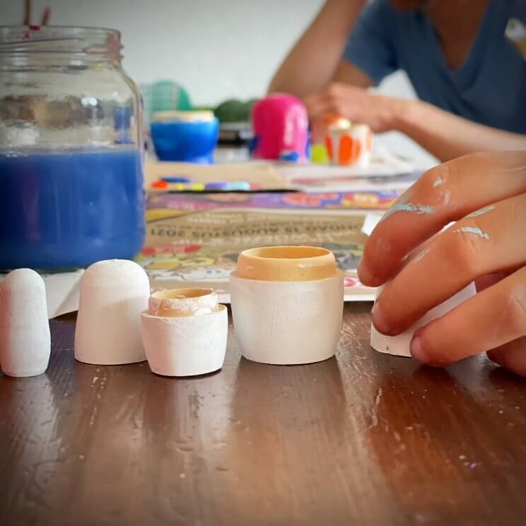 Matroesjka poppen zelf beschilderen: leuk cadeau om te knutselen. Matroesjka poppen zijn leuk om zelf te beschilderen. Tof voor als je een cadeau wil knutselen voor de juf, de meester, opa, oma, papa of mama. Dit super leuke idee is van Corrien. Ze maakte samen met haar dochters deze Matroesjka's voor de juffen. 