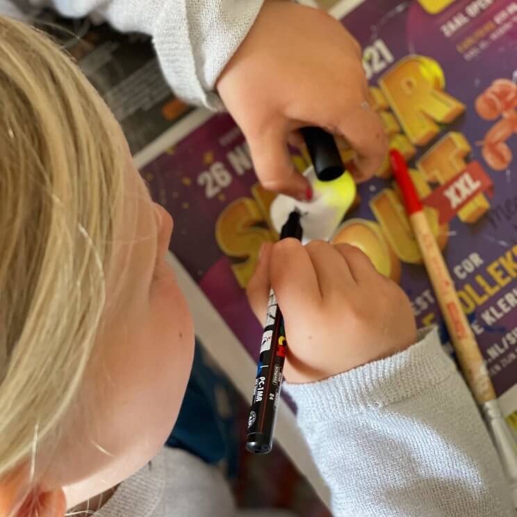 Matroesjka poppen zelf beschilderen: leuk cadeau om te knutselen. Matroesjka poppen zijn leuk om zelf te beschilderen. Tof voor als je een cadeau wil knutselen voor de juf, de meester, opa, oma, papa of mama. Dit super leuke idee is van Corrien. Ze maakte samen met haar dochters deze Matroesjka's voor de juffen. 