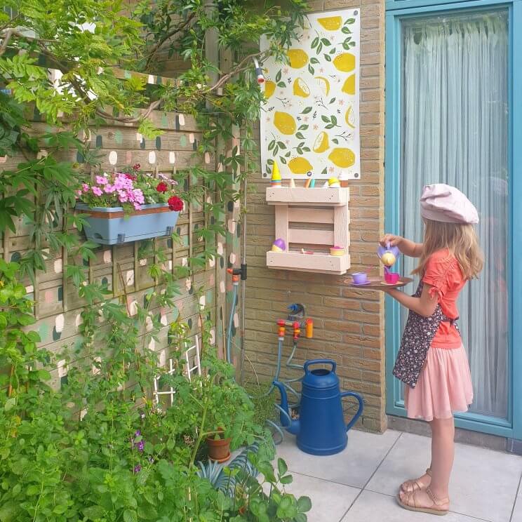 Knutselen met een pallet in de tuin: leuke ideeën. Met een oude pallet kun je super leuke dingen knutselen in de tuin. Ik verzamel hier leuke ideeën, zoals dit kinderkeukentje voor de tuin. Het is een kinderkeukentje in een klein hoekje van de tuin, of eigenlijk een koffie- en ijsbarretje.