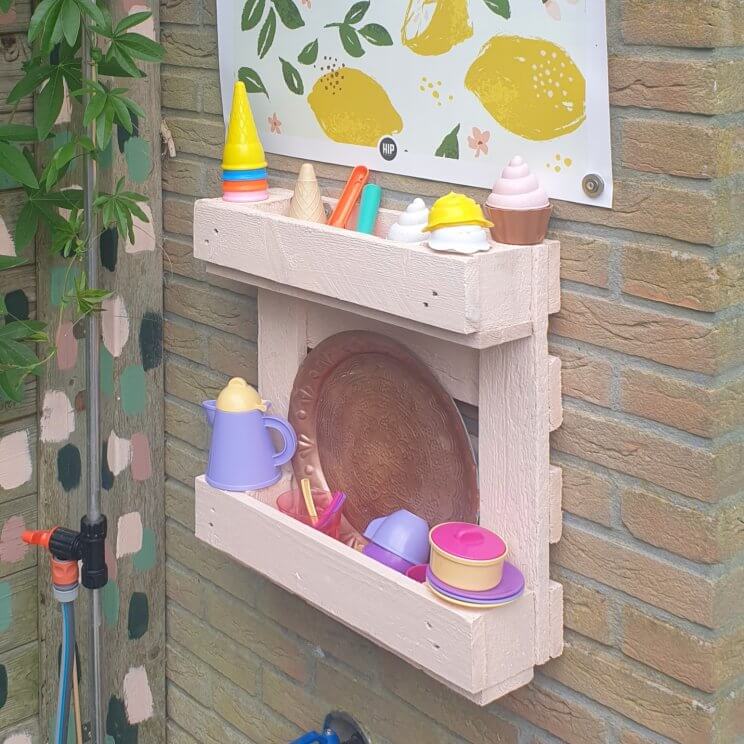 Knutselen met een pallet in de tuin: leuke ideeën. Met een oude pallet kun je super leuke dingen knutselen in de tuin. Ik verzamel hier leuke ideeën, zoals dit kinderkeukentje voor de tuin. Het is een kinderkeukentje in een klein hoekje van de tuin, of eigenlijk een koffie- en ijsbarretje.