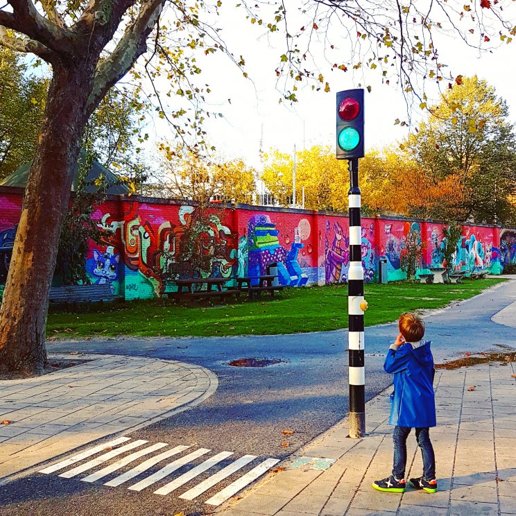 Amsterdam met kinderen: winkels, restaurants en speeltuinen in de Pijp. Op het Weteringcircuit zit speeltuin UJ Klaren. Het heeft een soort verkeerscircuit, kleintjes racen daar op loopfietsjes rond. De speeltuin is vooral leuk voor kleintjes tot een jaar of zes, grotere kids kunnen voetballen, koppeltje duikelen en schommelen.