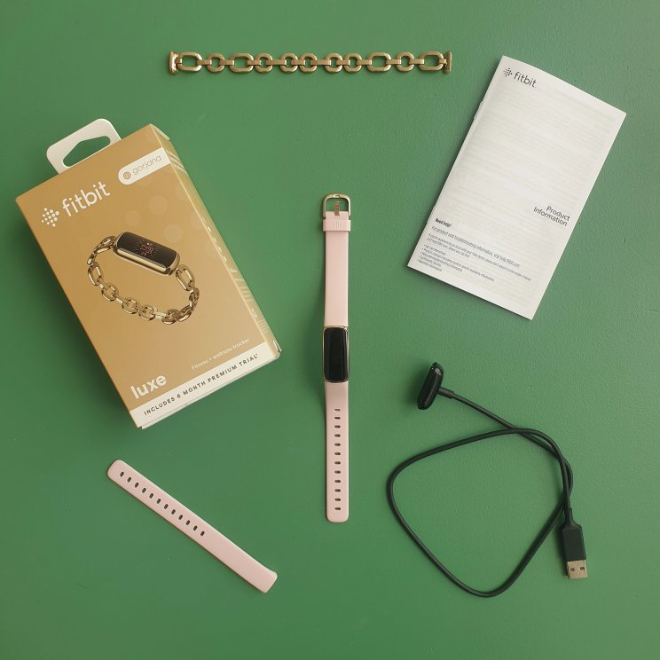Fitbit Luxe review: horloge, stappenteller en sieraad. Super handig zo'n stappenteller, maar ik wil ook een mooi horloge. De Fitbit Luxe is een horloge met stappenteller, maar met de Gorjana armband zo mooi dat het ook een sieraad is. Kijk je mee naar mijn review van de Fitbit Luxe? 