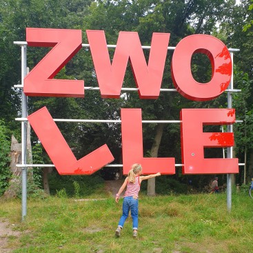 Citytrip met kinderen naar Zwolle. Wat een leuke stad is Zwolle! Deze zomer bezochten we de stad tijdens onze kampeervakantie. We gaan zeker terug, wat een leuke stad. Dit zijn onze tips voor een citytrip naar Zwolle.