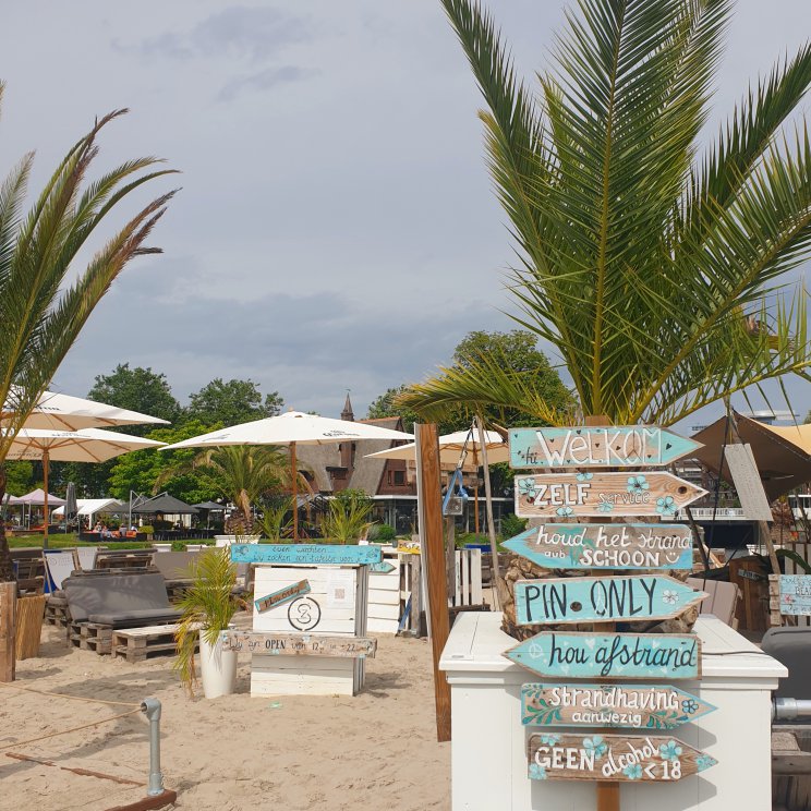 Nog een reden om deze zomer naar Zwolle te gaan: Stadsstrand Zwolle. Wij gingen er lunchen op de loungebanken, met uitzicht over het water en je voeten in het zand. Voor kleintjes kun je emmertjes en schepjes meenemen. Kleine meis vond alle geverfde bordjes in Ibiza stijl zo mooi dat ze die allemaal gefotografeerd heeft met mijn telefoon. Het stadsstrand is er al een paar zomers geweest, maar het is niet zeker of het volgend jaar terugkomt. 