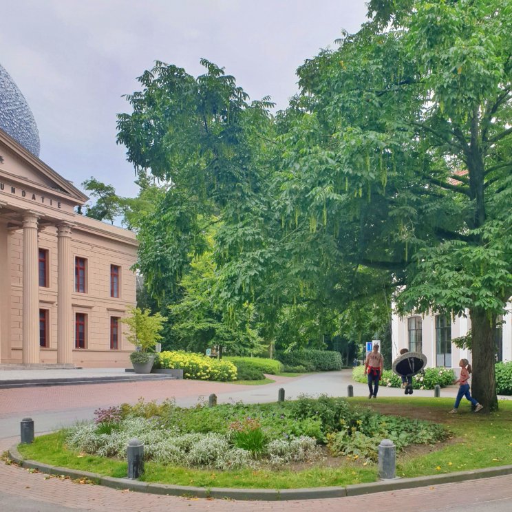 Citytrip met kinderen naar Zwolle. We vinden het altijd fijn om met de kids door een stad te wandelen. Ik zoek altijd wat dingen op, maar je komt ook zo veel spontaan tegen op je route. Zo hangen er deze zomer schommels in de buurt van de vestiging gordel rond het oude centrum van Zwolle, om de vrijheid te vieren. Daarmee is een stadswandeling natuurlijk extra leuk, iedere keer op zoek naar de volgende schommel. Op de route kom je allerlei oude gebouwen tegen