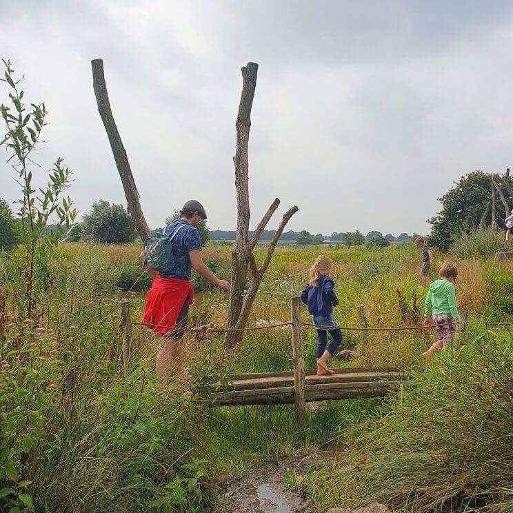 Bij natuuractiviteitencentrum De Koppel in Hardenberg is een blotevoetenpad, aan de Vecht. De kinderen vonden het erg leuk om hier doorheen te struinen. 