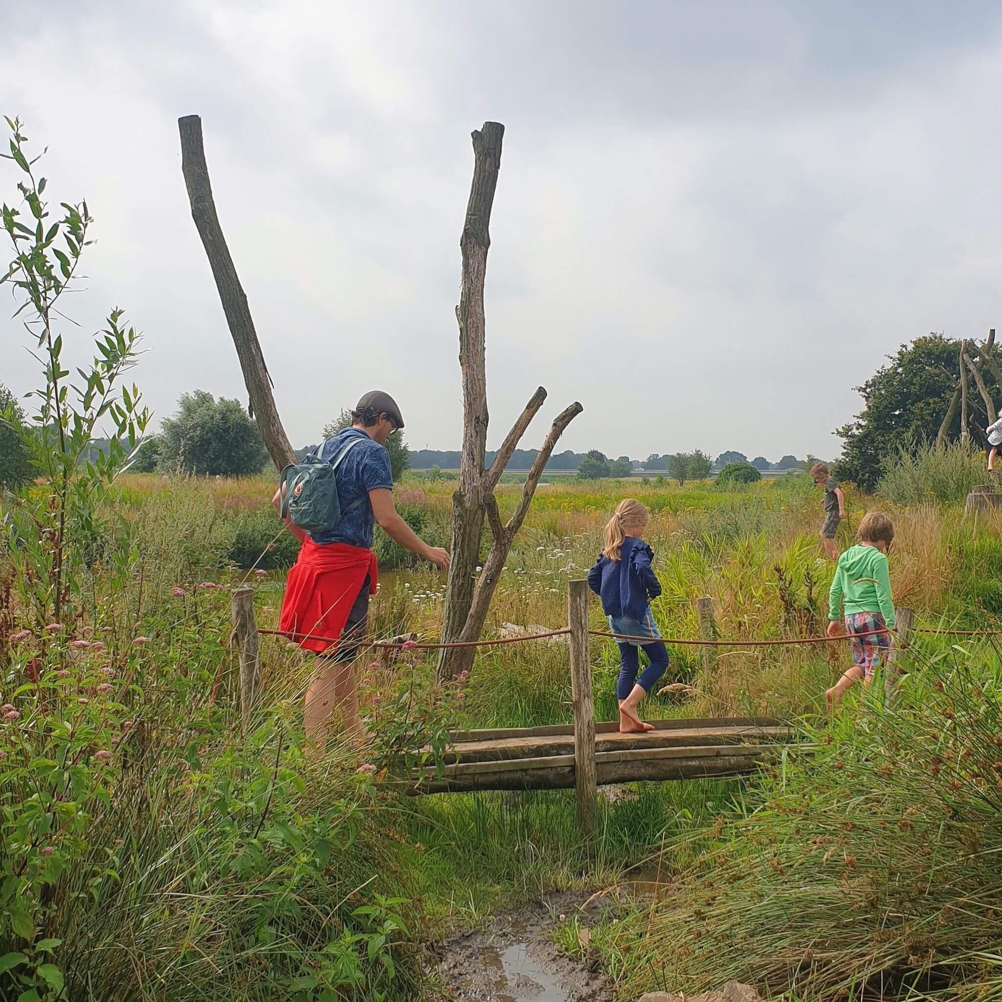 Bij natuuractiviteitencentrum De Koppel in Hardenberg is een blotevoetenpad, aan de Vecht. De kinderen vonden het erg leuk om hier doorheen te struinen. 