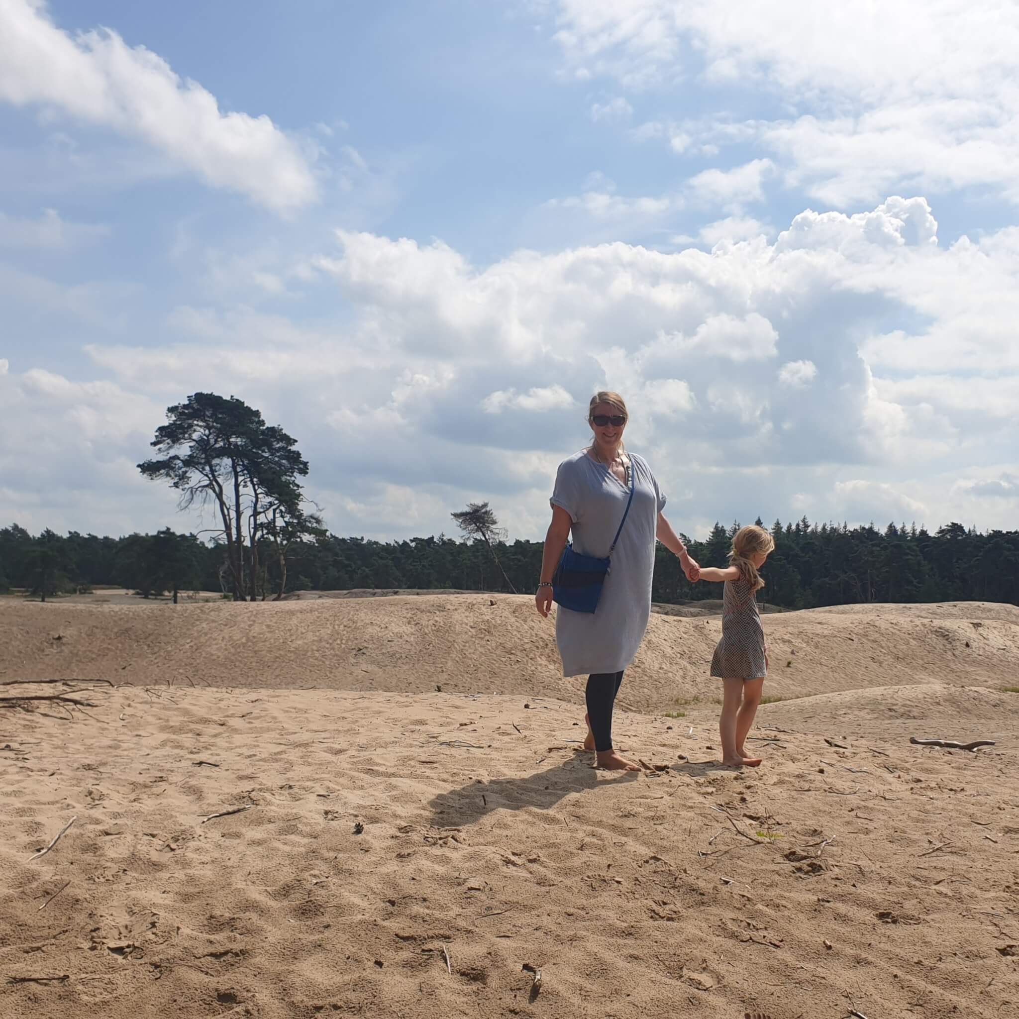 Bij Ommen in Overijssel ligt de Sahara. Ja heus, de Sahara, maar dan in Nederland. Deze zandverstuiving is indrukwekkend, het ruikt er bijzonder en het voelt er heel weids. Wij volgen hier een wandelroute die zowel over de Sahara liep, als door het bos er omheen. 