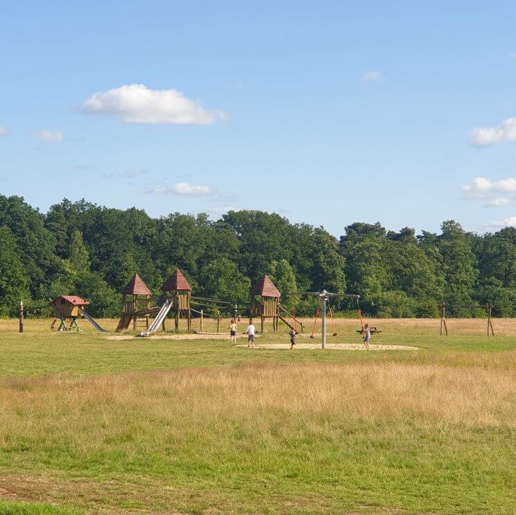 Huttopia de Roos: review van kindvriendelijke natuur camping in Overijssel. Er zijn veel verschillende speeltuinen, dit is de speeltuin op het Vliegerveld, naast plek 284. Er is onder andere een klimkasteel en soort paal met vier schommels.Daarnaast is er op het Vliegerveld veel ruimte om te sporten en natuurlijk vliegeren. 