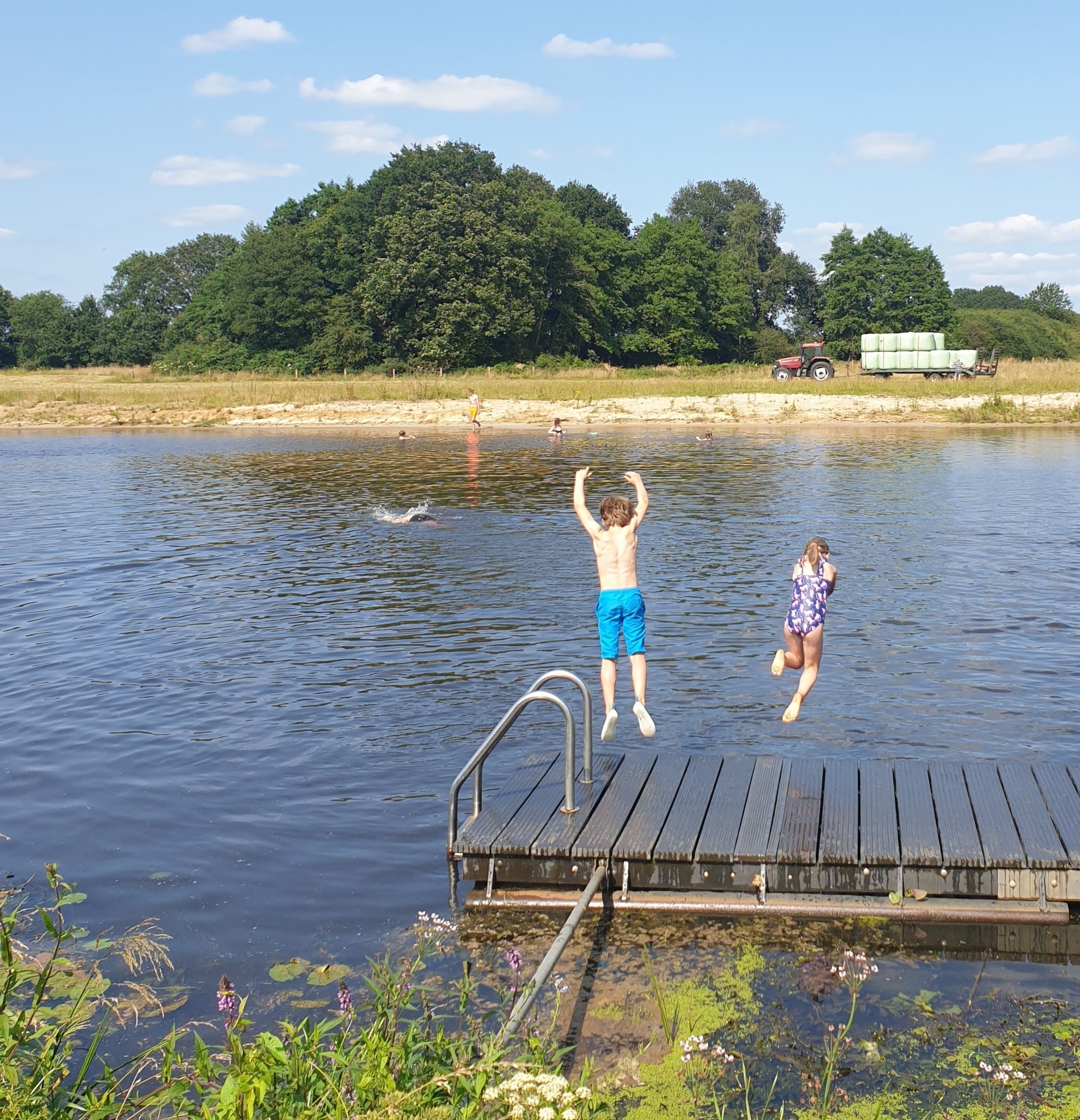 Huttopia de Roos: review van kindvriendelijke natuur camping in Overijssel . Camping Huttopia de Roos ligt aan de Vecht. Op de camping liggen er in de Vecht drie zwemsteigers. Daar wordt veel gebruik gemaakt door gezinnen met wat grotere kids, zoals die van ons. 