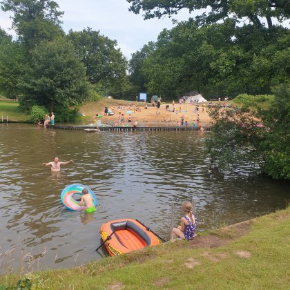 Huttopia de Roos: review van kindvriendelijke natuur camping in Overijssel . Daarnaast stroomt er een zijtak van de Vecht over de camping. In deze zijtak is een strandje gemaakt en wat zwemtrapjes. Het strandje is ideaal voor gezinnen met peuters en kleuters. Kleine kinderen kunnen overzichtelijk spelen in het stuk water dat afgesloten is met een houten rand. Maar onze kinderen vonden het hier ook gezellig, ook omdat er een houten toren is waar je vanaf kunt springen. 