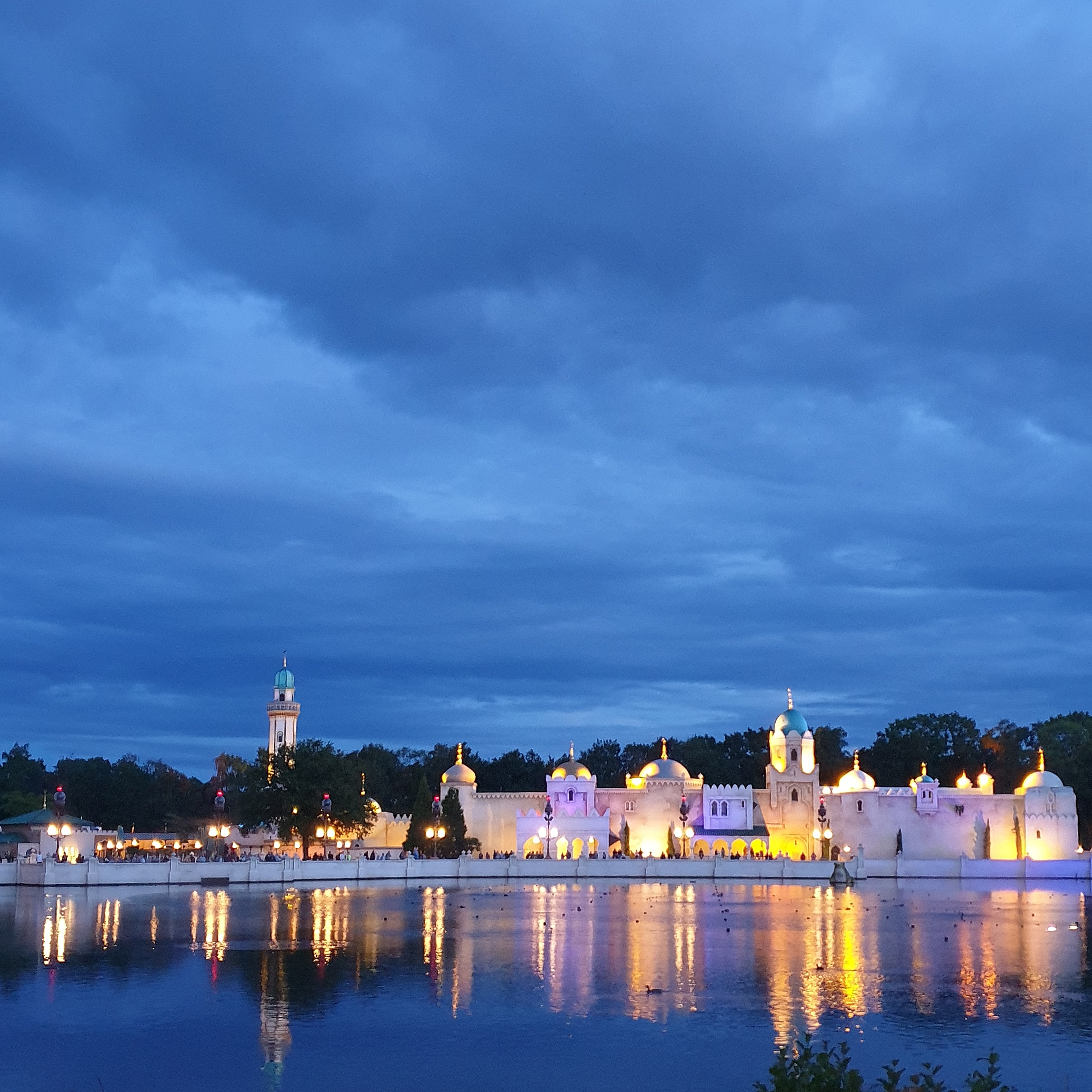 Herfst uitjes voor kinderen: tips om samen naar buiten te gaan. Een attractiepark is vaak een stuk minder druk in de herfst. Dit is de lichtshow in de Efteling. 