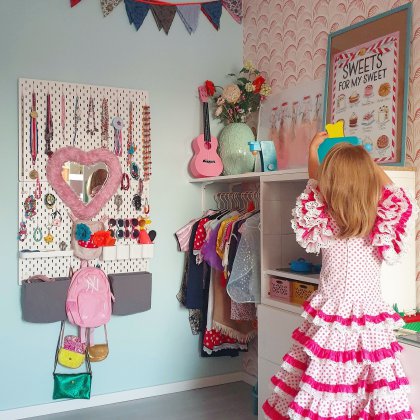 Cadeau ideeën voor kinderfeestje: kleine cadeautjes voor kinderen. De verkleedkist blijft voor veel kids leuk. Maar dan wel in een super mooie outfit en met allerlei accessoires.