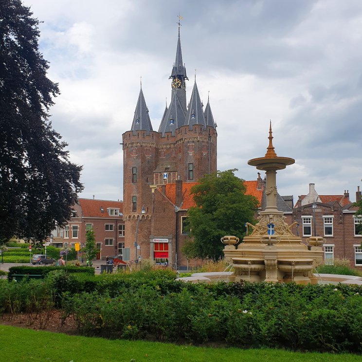 Citytrip met kinderen naar Zwolle. Wat een leuke stad is Zwolle! Deze zomer bezochten we de stad tijdens onze kampeervakantie. We gaan zeker terug, wat een leuke stad. Dit zijn onze tips voor een citytrip naar Zwolle. Dit is de Sassenpoort.