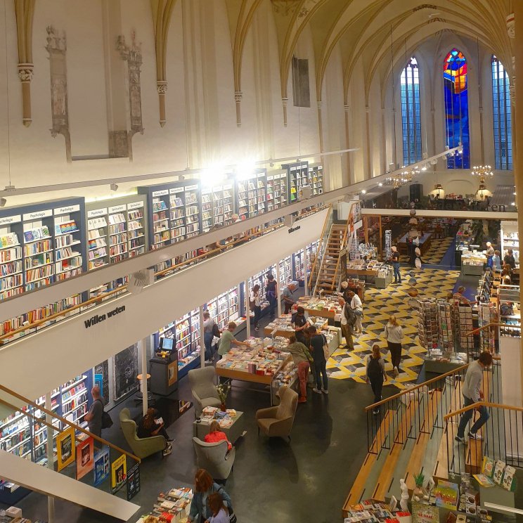 Citytrip met kinderen naar Zwolle. Nog een aanrader is boekhandel Waanders in de Broeren in een prachtige oude kerk.