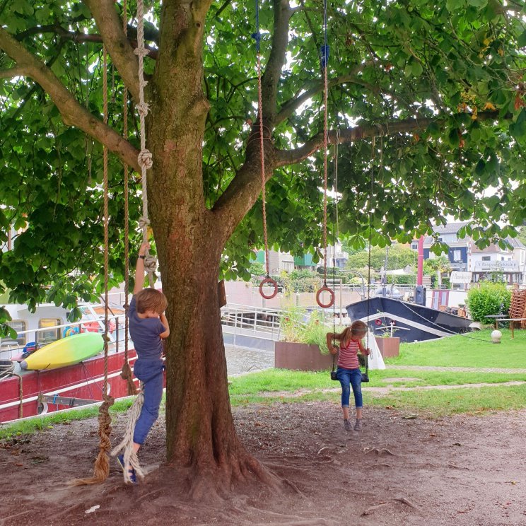 Citytrip met kinderen naar Zwolle. We vinden het altijd fijn om met de kids door een stad te wandelen. Ik zoek altijd wat dingen op, maar je komt ook zo veel spontaan tegen op je route. Zo hangen er deze zomer schommels in de buurt van de vestiging gordel rond het oude centrum van Zwolle, om de vrijheid te vieren. Daarmee is een stadswandeling natuurlijk extra leuk, iedere keer op zoek naar de volgende schommel. Op de route kom je allerlei oude gebouwen tegen