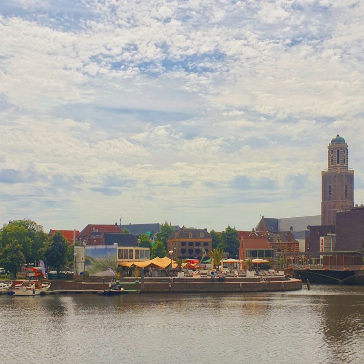 Citytrip met kinderen naar Zwolle. Wat een leuke stad is Zwolle! Deze zomer bezochten we de stad tijdens onze kampeervakantie. We gaan zeker terug, wat een leuke stad. Dit zijn onze tips voor een citytrip naar Zwolle.