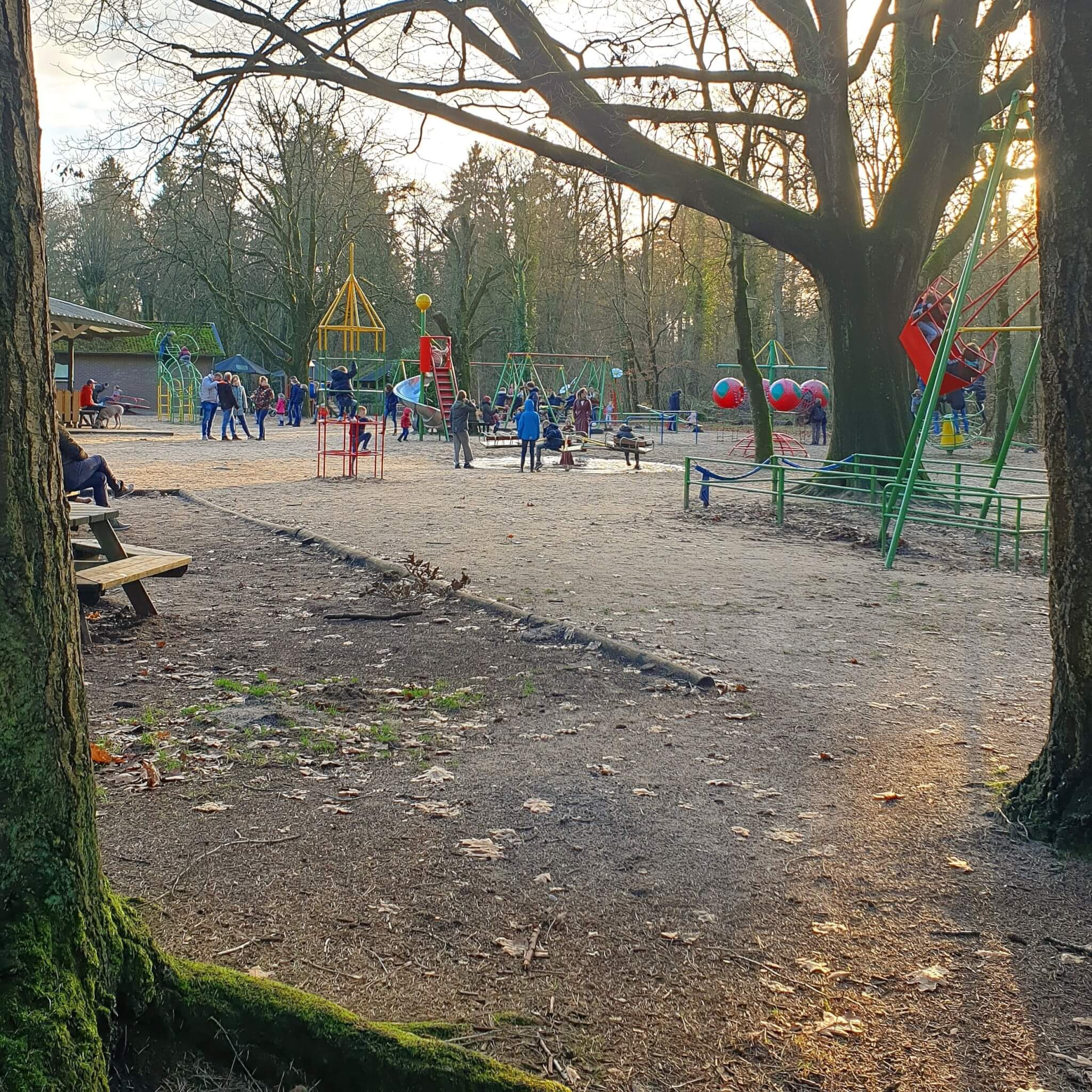 De Pyramide van Austerlitz in Woudenberg bij Zeist: bij de bekende groene piramide kun je een mooie wandeling maken, op bordjes worden verschillende afstanden aangegeven. Ook is er een een restaurant met ouderwetse speeltuin en daarnaast een treintje, botsauto’s en zweefmolen.