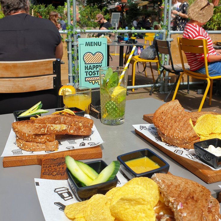 De kids hebben een nieuwe favoriet, waar je kunt kiezen uit heel veel verschillende tosti's: Happy Tosti. Met een lekker kleurrijk terras en een speelse inrichting. En tosti's met namen als Oh My Goat vonden ze ook hilarisch. Wij gingen naar Happy Tosti in de Amsterdamse Pijp, aan een van mijn favoriete pleintjes, om de hoek bij de Albert Cuyp. Maar ze zitten ook in Breda, Delft, Den Haag, Deventer, Hoofddorp en Leiden. 