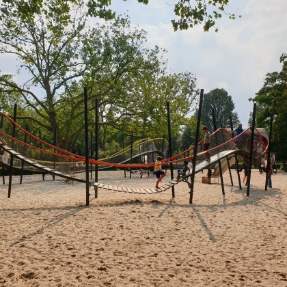 De speeltuin in het Oosterpark, aan de kant van Hotel Arena. Zou dit de allermooiste speeltuin van Amsterdam zijn? 