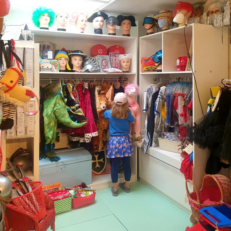 De Kinderfeestwinkel in de Pijp heeft van alles voor een kinderfeestje, maar ook heel veel verkleedkleren, mooie cadeaus en spullen voor de kinderkamer. Kleine meis vond deze hoek echt fantastisch