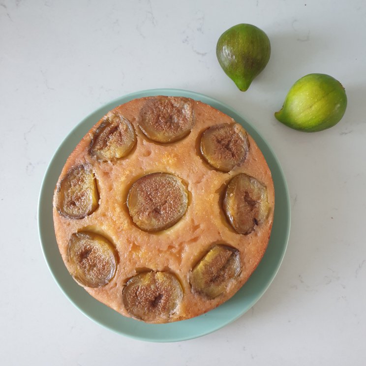 Veel zomerfruit is rond deze tijd rijp. Zo ook de vijgen uit onze tuin, die zijn dan opeens allemaal rijp. Kleine meis wilde graag iets bakken, dus we besloten vijgencake te maken. Als basis gebruikten we een pak citroencake. De smaak van citroen combineert goed met vijgen, maar eigenlijk met alle zomerfruit.