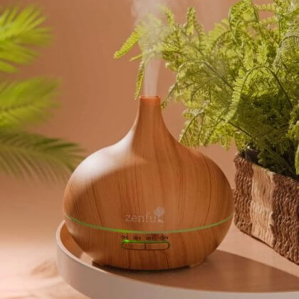 De Zenful aroma diffuser vernevelt een waterdamp met essentiële oliën in de lucht. Daarmee zorgt hij voor ontspanning, een heerlijk geurend huis en een goede luchtvochtigheid.