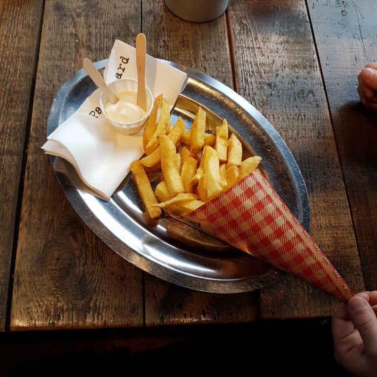 Friterie en Café Par Hasard aan de Ceintuurbaan heeft heerlijke puntzakken friet om mee te nemen. Maar ook café gerechten zoals Limburgs zuurvlees en fish & chips. 
