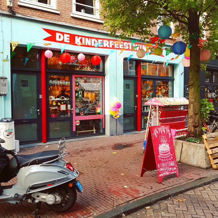 De Kinderfeestwinkel in de Pijp heeft van alles voor een kinderfeestje, maar ook heel veel verkleedkleren, mooie cadeaus en spullen voor de kinderkamer. Kleine meis vond deze hoek echt fantastisch, maar helaas is ze alweer bijna te groot voor veel van de verkleedkleding. Time flies!