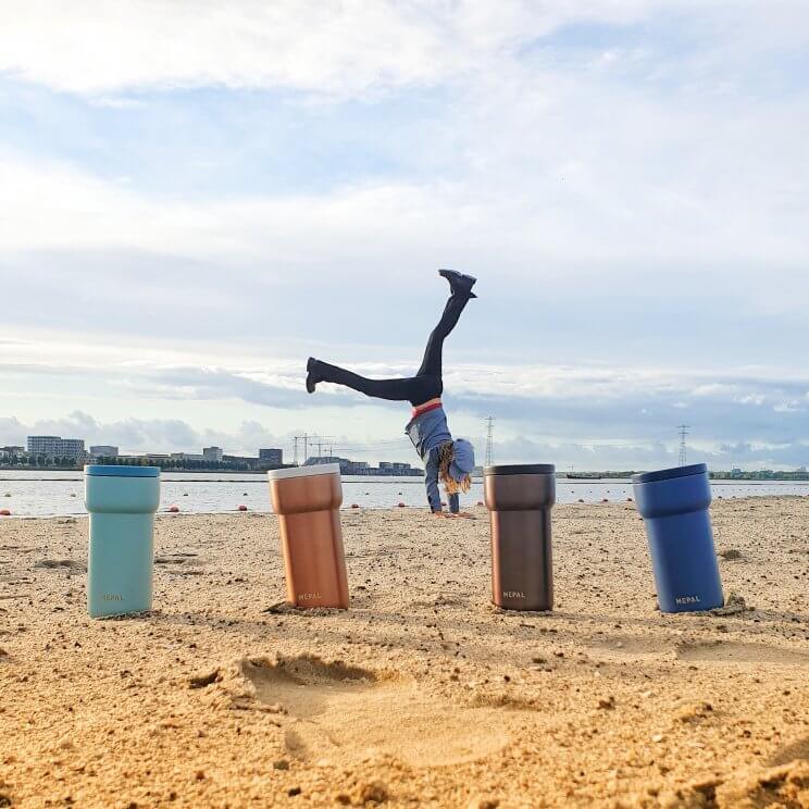 Onze kids bucketlist voor deze herfst: leuke herfstvakantie activiteiten. De herfst is volop aangebroken en eigenlijk vind ik dat best gezellig. Ik maakte weer een lijstje met kids activiteiten voor de herfst, waaronder leuke dingen voor de herfstvakantie. Wij gaan regelmatig op het lijstje kijken en hopelijk inspireert het jullie ook om leuke dingen met de kinderen te doen! Op de foto zie je onze thermosflessen of isoleerflessen van Mepal