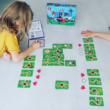 Hebben je kids wat extra hulp nodig bij begrijpend lezen? Bordspel Taalhelden is een speelse manier om te oefenen, gemaakt door Kidsweek en Just Entertainment. Het spelwoud zit vol eindbazen en alleen taalhelden kunnen ze verslaan. Elke speler kiest zijn favoriete taalheld en plaatst kaarten op tafel, om zo een route te maken, die de taalheld kan bewandelen. Er zijn avonturenkaarten met een route, schatkistkaarten waar nieuwe levens in verstopt zitten en eindbaaskaarten met een monster die je moet verslaan. Monster verslaan doe je door vragen te beantwoorden over een tekst.