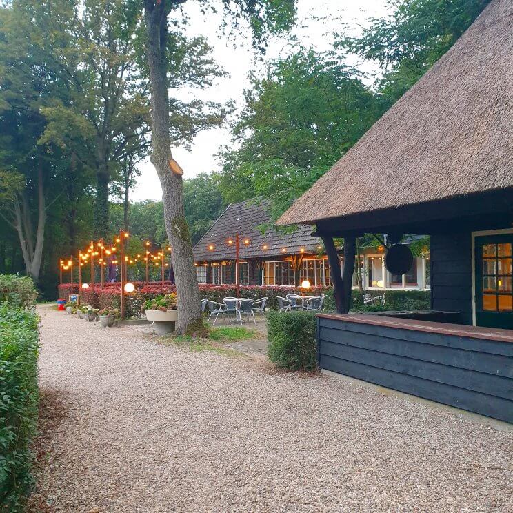 Bosrestaurant Gooise Heide is gebouwd in de stijl van het Gooi. Op het terras heb je uitzicht op de speeltuin, fijn als je kleintjes hebt. In de ochtend kun je ontbijten of koffie drinken in het naastgelegen Koffiehuys. Later op de dag kun je lunchen, borrelen of dineren in het bosrestaurant. Naast een kaart voor volwassenen, is er uitgebreid kindermenu. Het restaurant gebruikt zo veel mogelijk producten uit de omgeving. Ook fijn: je kunt hier ook terecht als je gewoon in de buurt bent, bijvoorbeeld voor een wandeling. 