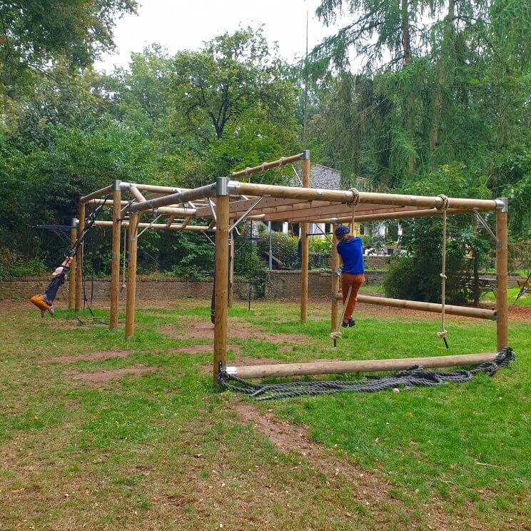 Glamping Landal Gooise Heide: safaritenten camping in het Gooi. Voor volwassenen werden er dagelijks sportactiviteiten georganiseerd. Denk aan wandelen, duurloop, yoga en bootcamp. Een deel van die lessen was in een soort outdoor gym, die onze kinderen ook heel leuk vonden. 