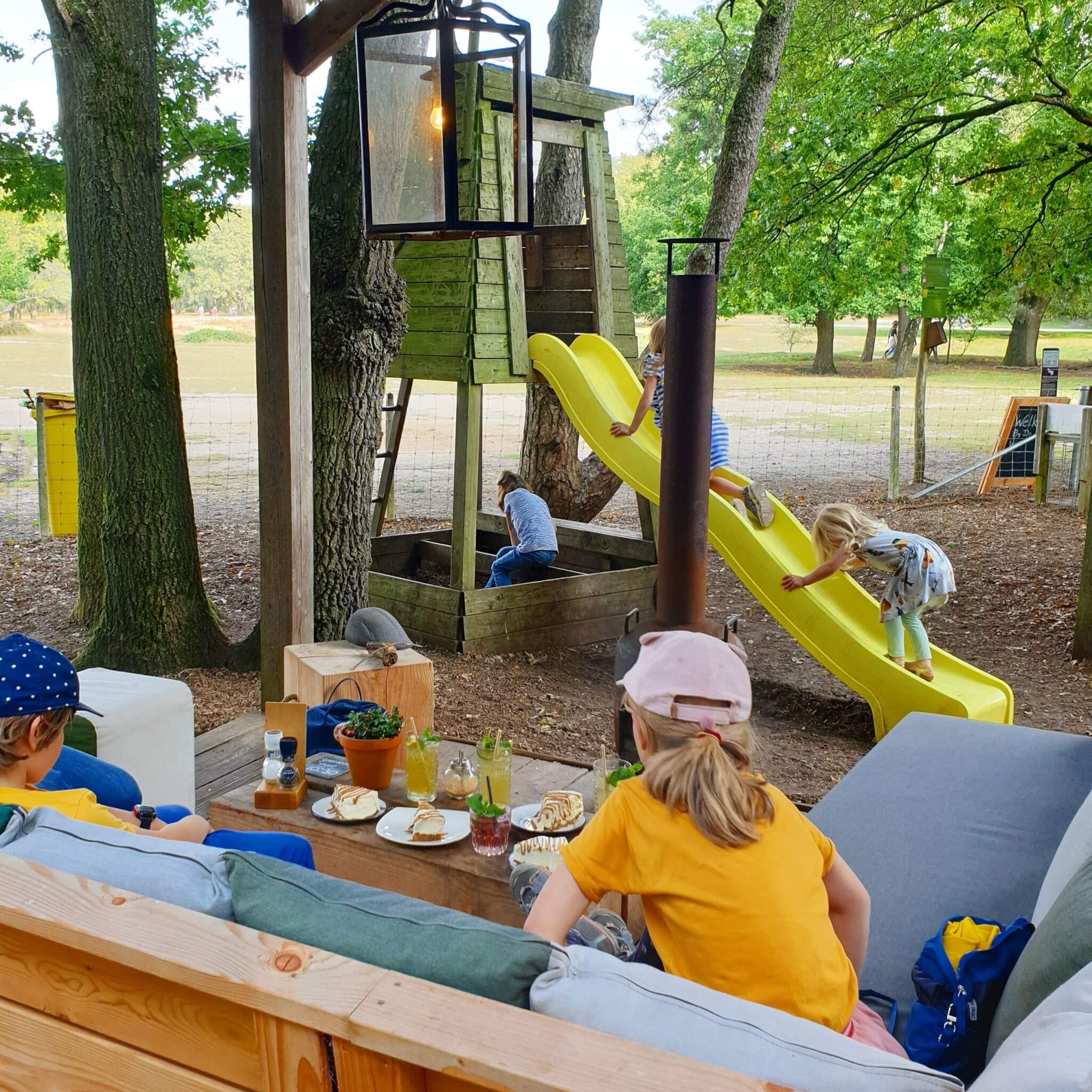 Kindvriendelijke restaurants en hotels: met speeltuin en ander leuks. De Eendracht in Blaricum: terras dat uitkijkt over de Tafelbergheide. Naast tafeltjes, hebben ze een aantal fijne overdekte loungeplekken, waar ook een houtkachel aan kan. Op het terras is een speelrek en er liggen ballen waarmee je op de heide kunt spelen. 