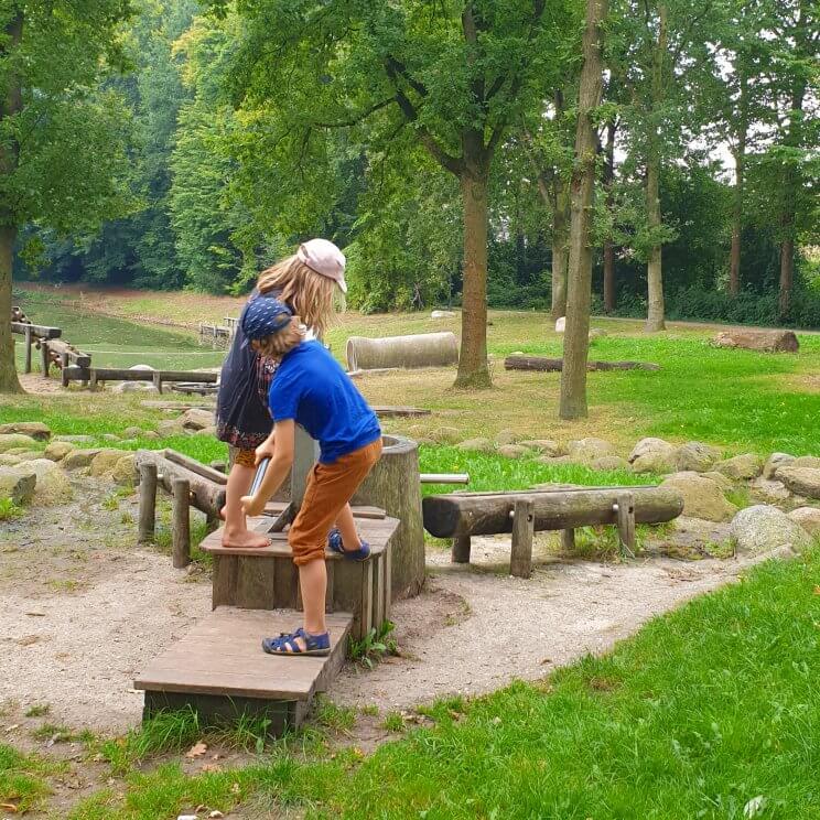 Bij de receptie van Landal Gooise Heide kun je een route halen voor een wandeling van ongeveer 5 kilometer, speciaal voor gezinnen. Deze route gaat langs een paar leuke plekken. Met kleintjes kun je stoppen bij Kinderboerderij de Warande. Wij stopten bij de waterspeeltuin daar vlakbij. Onderweg kom je stukken bos tegen, met kleine zandverstuivingen. De heide rondom natuurreservaat Groeve Oostermeent is ook prachtig. Ook kom je nog langs een heemtuin.