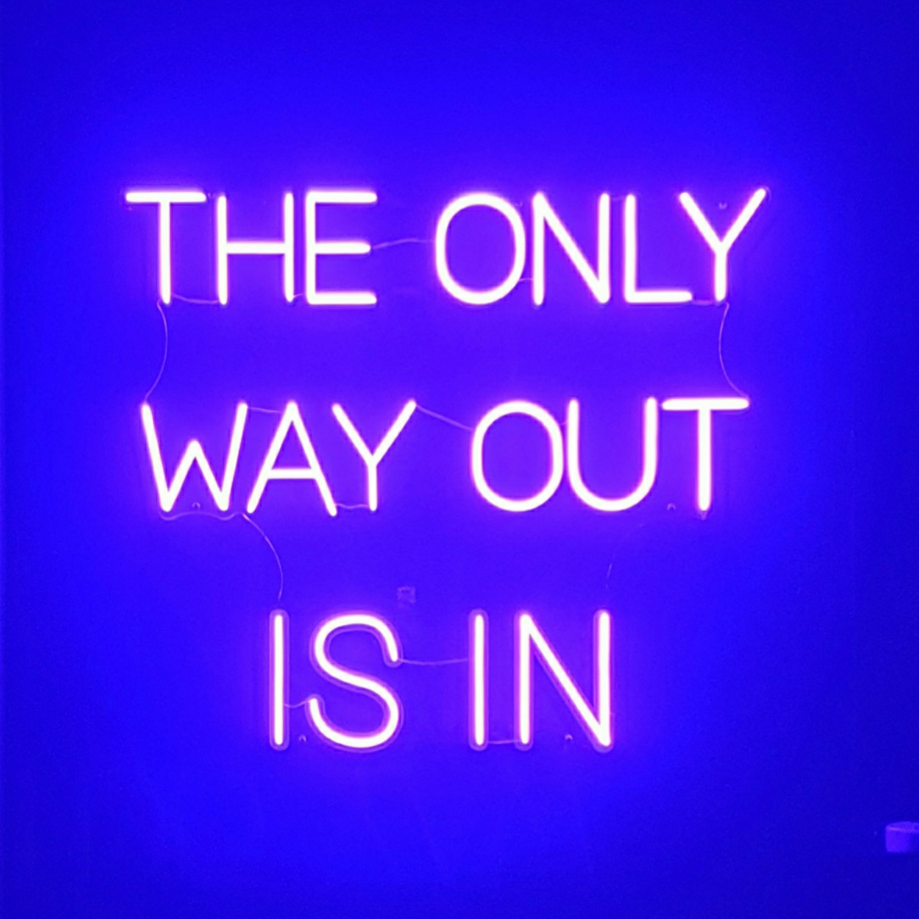 Amaze van ID&T: uitje in Amsterdam voor tieners en volwassenen. Festival organisator ID&T heeft een nieuw uitje in Amsterdam geopend: AMAZE. Het is een verrassende reis langs licht- en geluidsshows. Het is een uitje voor tieners en volwassenen, dus ik ging erheen met zoonlief. In deze review vertel ik meer over AMAZE. 