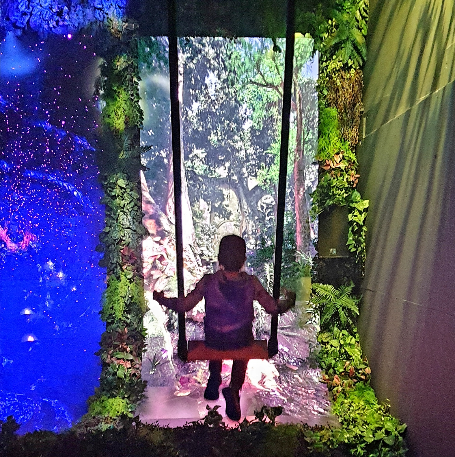 Onze voorjaarsvakantie kids bucketlist: leuke activiteiten voor kinderen. Festival organisator ID&T heeft een uitje in Amsterdam: AMAZE. Het is een verrassende reis langs licht- en geluidsshows. Dit uitje is geschikt voor tieners en volwassenen, dus ik ging erheen met zoonlief.