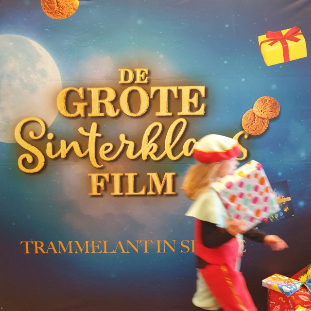 Het Sinterklaasseizoen is ook alweer begonnen, met leuke nieuwe Sinterklaasfilms. Van die gezellige films, waarin altijd wat mis gaat, maar het uiteindelijk helemaal goed komt. Nieuw dit jaar is De Grote Sinterklaasfilm: trammelant in Spanje. In de gevangenis leren de boeven Mammie en Stan en elkaar kennen. Beide zitten ze in de gevangenis voor het in gevaar brengen van het Sinterklaasfeest. Als ze uit de gevangenis komen, besluiten ze daarom samen wraak te nemen op Sinterklaas. Waar Sinterklaas De Grote Sinterklaasfilm van vorig jaar niet meer in zijn kasteel kon, kan hij er dit keer niet meer uit. Sint en zijn Pieten zijn door de boeven opgesloten in het kasteel en de telefoonlijn werkt niet meer. Het wordt nog heel spannend of ze wel op tijd naar Nederland kunnen.