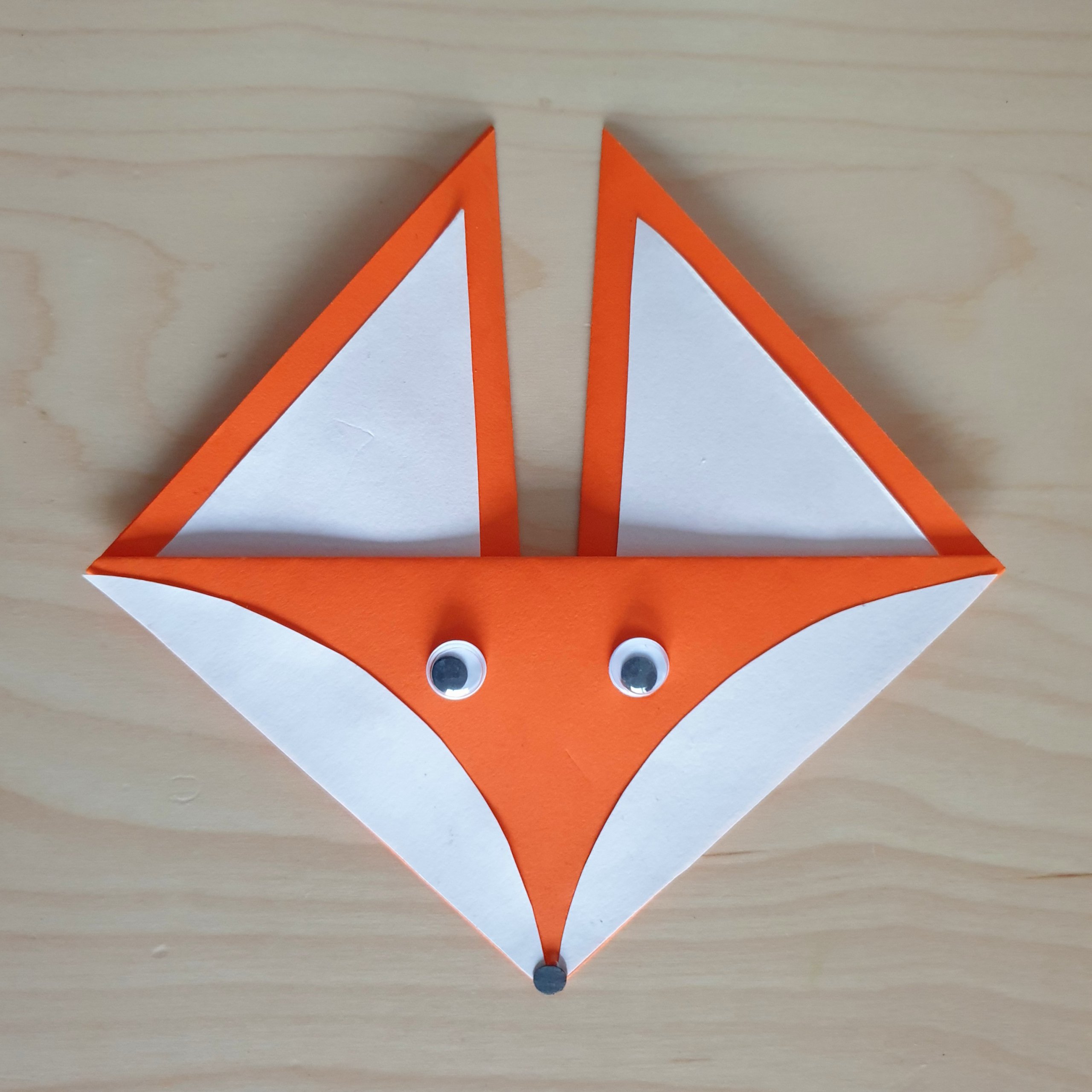 Origami vouwen: makkelijke ideeën en voorbeelden. Deze origami vossen kun je heel makkelijk vouwen van een vierkant gekleurd papier of vouwblaadje. 
