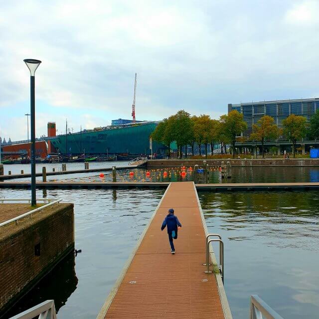 De zwemsteigers op het Marineterrein in Amsterdam, achter Kattenburg. In de zomer kun je zwemmen in het water tussen Kanteen25 en het Scheepvaartmuseum. Daar wordt druk gebruik van gemaakt, het is hier in de zomer heel erg gezellig. Extra leuk: de pontons kunnen op verschillende manieren worden neergelegd. Het terras van Kanteen25 is hier om de hoek, dat kun je dus leuk combineren.