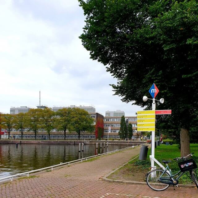 Het Marineterrein heeft een eigen wegwijzerbordjes. Het logo heeft de kleuren van Amsterdam en de marine: rood en blauw. 