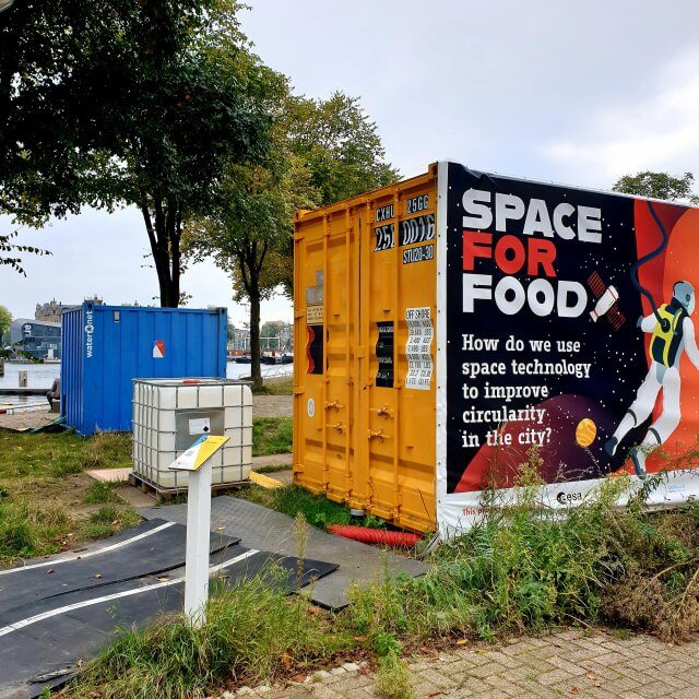 Op het Marineterrein worden allerlei nieuwe ideeën uitgeprobeerd. Vaak in samenwerking met de tech startups die in het gebied zitten. Zo probeert het European Space Agency in samenwerking met een van die bedrijven uit urine bruikbare grondstoffen te winnen. 