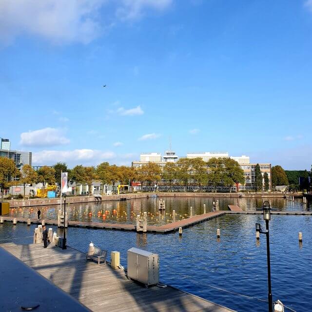 De zwemsteigers op het Marineterrein in Amsterdam, achter Kattenburg. De zwemsteigers op het Marineterrein in Amsterdam, achter Kattenburg. In de zomer kun je zwemmen in het water tussen Kanteen25 en het Scheepvaartmuseum. Daar wordt druk gebruik van gemaakt, het is hier in de zomer heel erg gezellig. Extra leuk: de pontons kunnen op verschillende manieren worden neergelegd. Het terras van Kanteen25 is hier om de hoek, dat kun je dus leuk combineren.