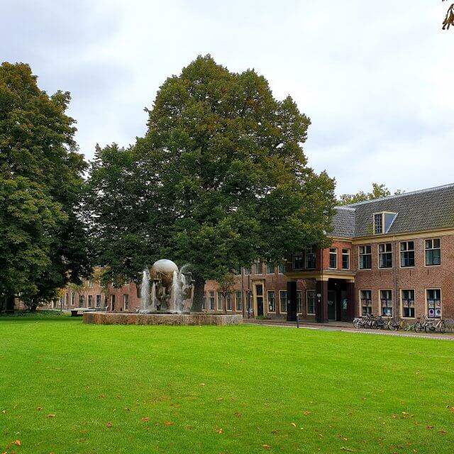 Het Marineterrein ademt nog de geschiedenis van de marine. De oude gebouwen zijn prachtig: kazernes, maar ook de woningen van de soldaten en de commandanten. Weet je er vroeger niet op het gras mocht worden gelopen?